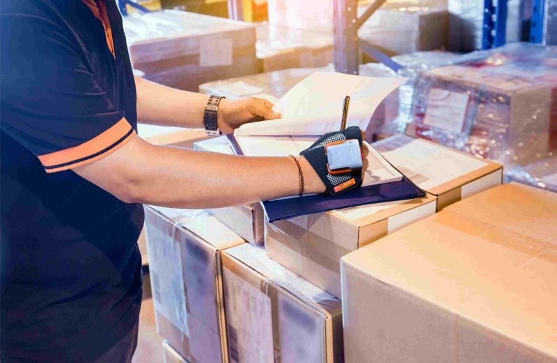 Mitarbeiter schreibt mit Mark Basic Scanner an der Hand